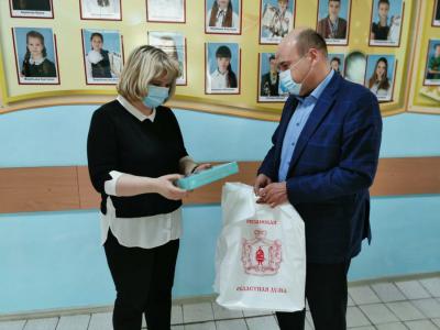 Депутаты Рязанской областной Думы продолжают помогать врачам и школьникам